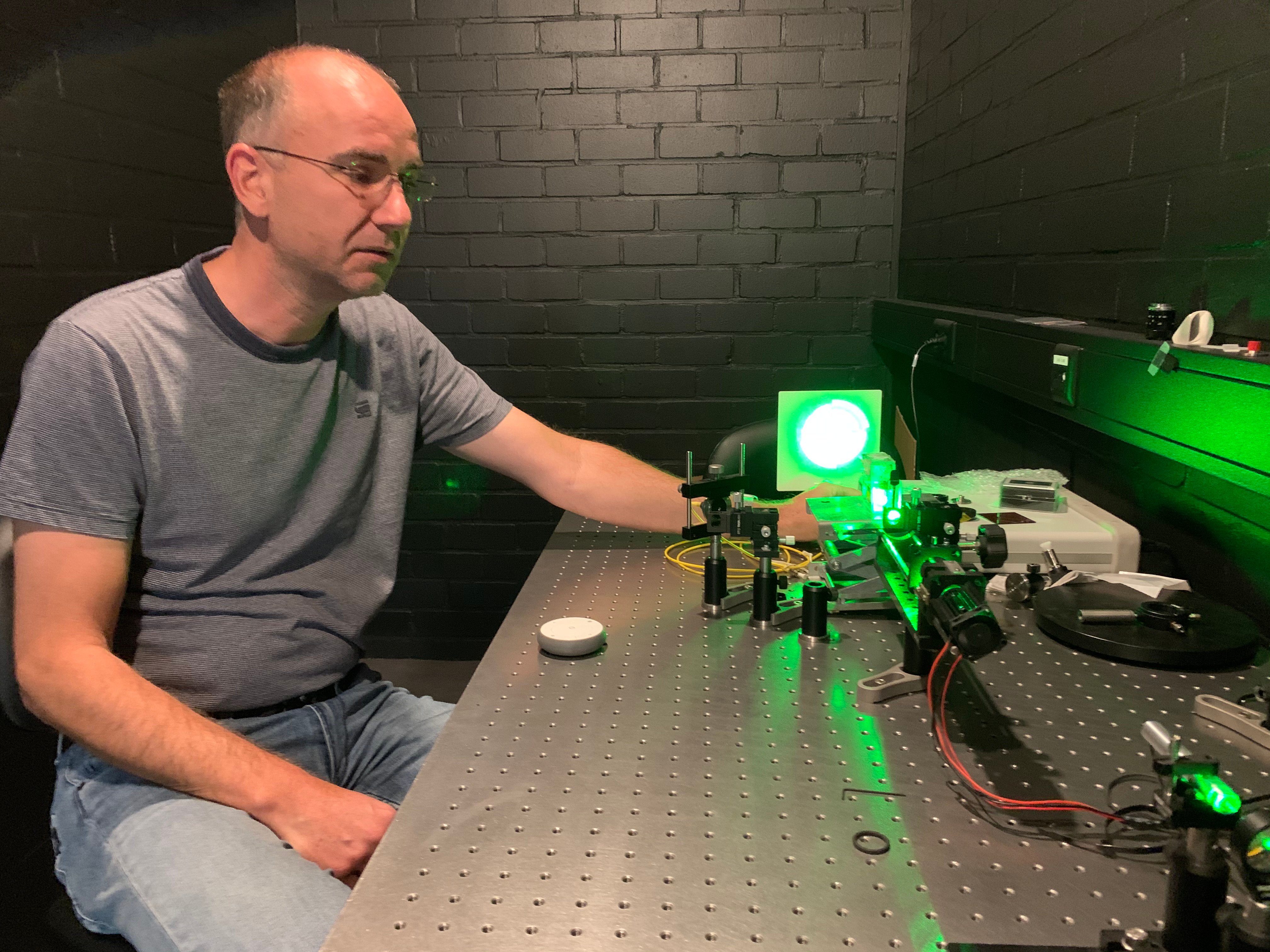 Development Engineer Guus Eldering analyzes light distribution with the Optical Bench.